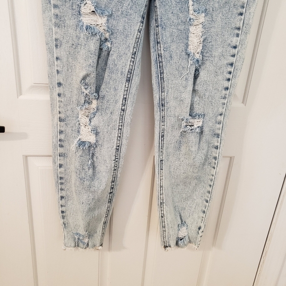 Tinseltown Mom Jeans Distressed Light Wash High Rise Size 11 - Picture 3 of 9